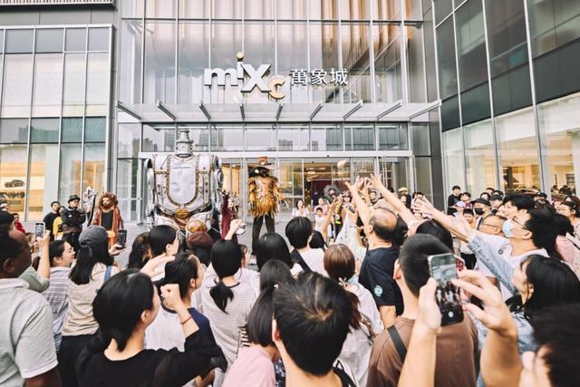 商场里抚鹿，瞰江时喂鸽，逛武汉商圈仿若“微度假”