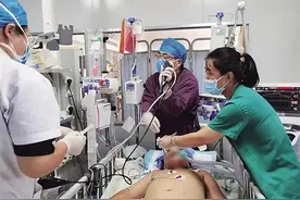 小小烧烤签差点要了孩子命！医护人员把他从“鬼门关”拽了回来图片