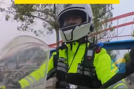 受伤男子送医途中被堵 交警小姐姐一路喊话紧急开道图片