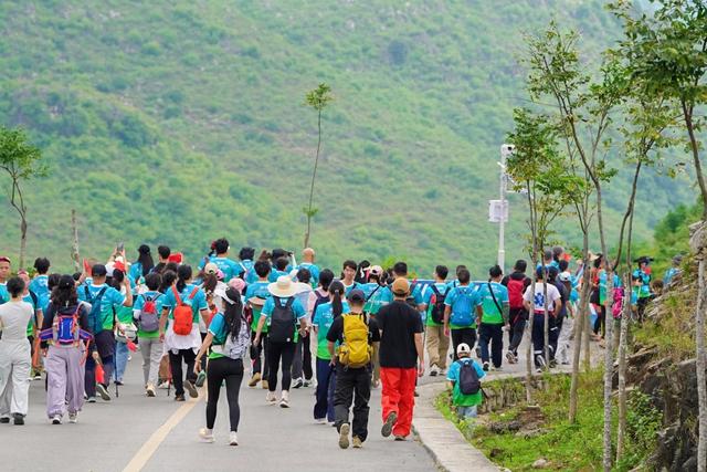 “赛动黔景·徒旅贵州”花江峡谷徒步穿越赛盛大启幕 三百余名徒步爱好者步履丈量“世界第一”的壮美黔景