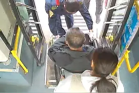 真暖！李沧巴士司机一个月帮助“轮椅老人”30余次图片