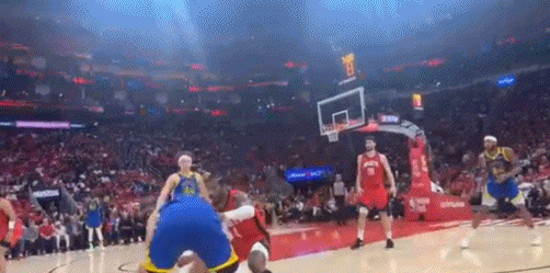 观众视角！库里顶着杰伦-格林扔进漂移三分 场边火箭球迷无奈摇头图片