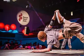 亚洲霹雳舞群英齐聚黄浦，这场比赛从“裁判秀”开始，让人大开眼界图片