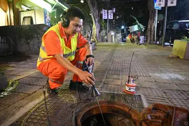 战4！致敬高温下的劳动者丨测漏工人：守护供水 他们是深夜“追声人”图片