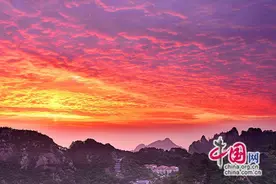 只有一个黄山：日出朝霞绚丽多彩醉晨曦(图)图片