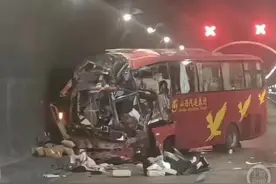 山西五台凤凰岭隧道大巴车撞墙，致5人遇难3人重伤图片