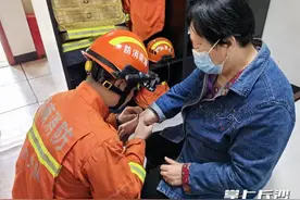 七旬老人玉手镯“卡手”，消防员救援使出“十八般武艺”图片