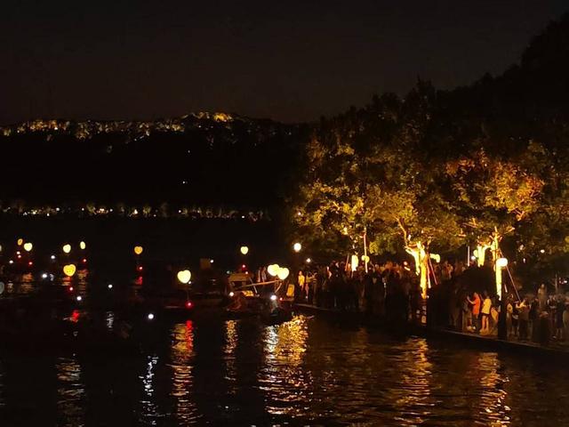 昨夜的西湖边，浪漫与爱潮涌，77对有情人赴玫瑰婚典