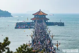 壮观！假期首日，青岛栈桥景区人又“鼓”了图片
