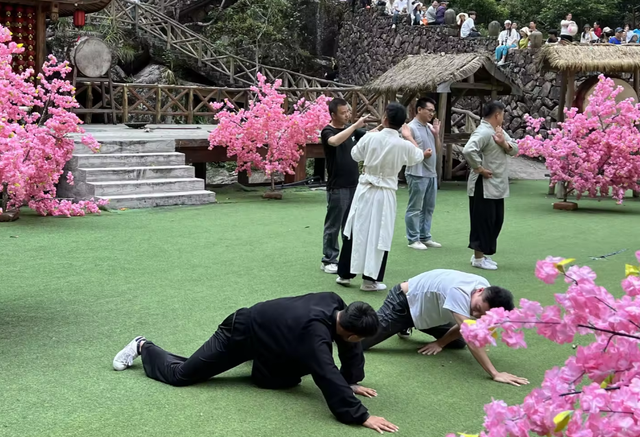 国庆爆火！福建侠天下刷屏，游客直呼：“这哪是景区？分明是武侠梦照进现实！