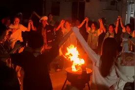 共舞瑶寨，这群大学生在乳源举办瑶族篝火晚会图片