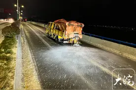 芜湖公路除冰清雪保畅通图片