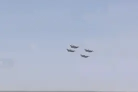 歼20来了！四机编队，轰鸣声震耳欲聋！图片