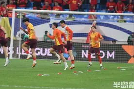 青岛青春足球场内，中国男足在进行赛前热身图片