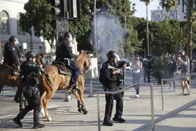 （外代一线）美国洛杉矶街头抗议进入第六夜　紧张气氛持续图片