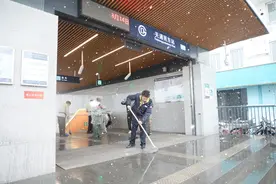 3月15日逢雨雪天气 京港地铁所辖线路共备车15列 保障乘客安全、顺畅出行图片