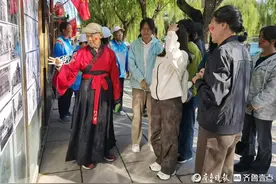 壹点公益｜为外地游客提供服务，大学生志愿者在行动图片