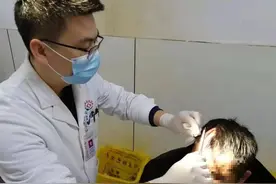 冻雨来袭，男子赏美景却被树枝砸伤，专家紧急提醒图片