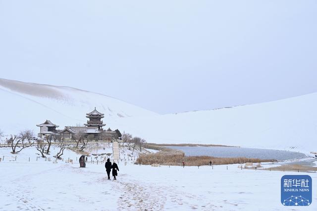 甘肃敦煌：雪润鸣沙 月泉如画