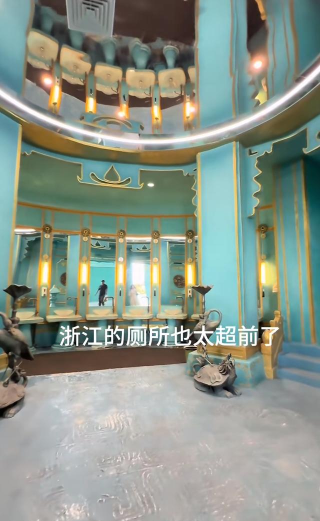 浙江湖州一景区厕所神似“玉虚宫”，网友：哪吒都要震惊，景区：今年建成，打卡人不多