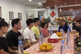 海港夺冠 武磊等人赶往崇明根宝基地看望恩师视频封面