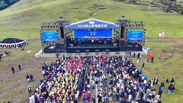 文化盛宴 | 木里：转山转海节上演多彩服饰秀 展现民族文化魅力