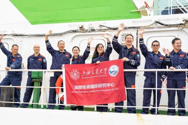 如何平衡教与研？万米深海“寻宝”归来，她说“学生常常能提出珍贵问题”
