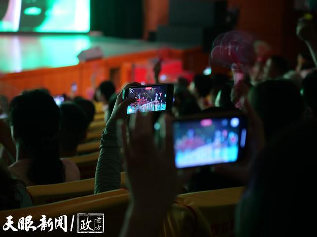 听说宝山南路排起了大巴长队？