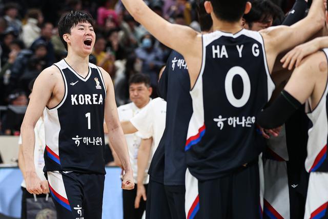 世界杯预赛“开门黑”，中国男篮主场不敌韩国队，完全防不住对方核心李贤重