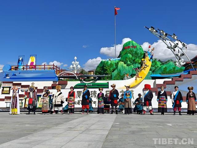 “幸福拉萨”彩车展示及文旅宣传活动在拉萨举行