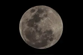 月全食现身天际图片