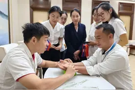 针灸、拔罐实力“圈粉”！松江这名“90后”青年为老挝民众带去“中医治疗”图片