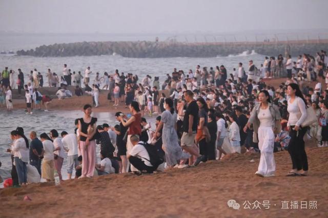 日照的海边人山人海！