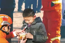 冬至日受灾群众吃上热饺子图片