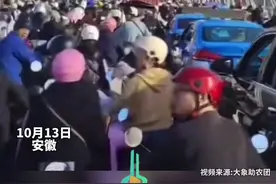 多人占道逆行致交通堵塞，交警无奈鞠躬喊话:求求你了，让条道吧图片