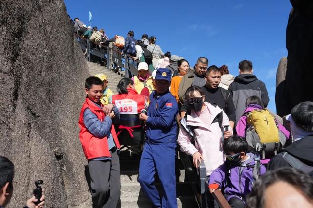 特殊的“攀峰” 之旅！轮椅黄山行再启动