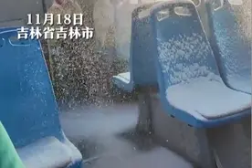 东北公交车车内飘雪乘客淡定乘坐，网友：这观雪巴士在南方不得80一位？图片