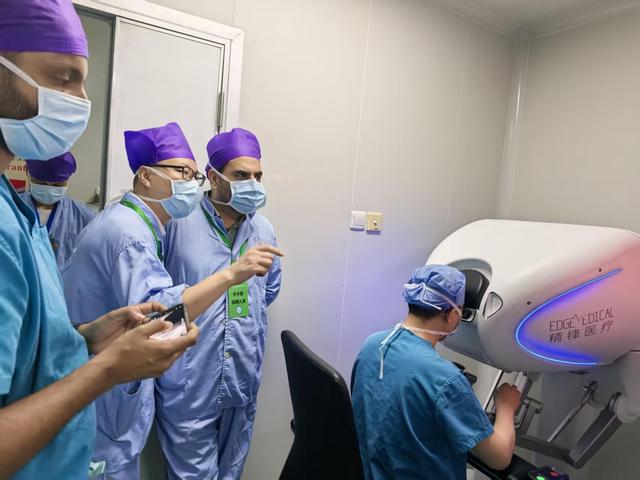 从一千例手术看精准智能手术未来：珠江医院国产手术机器人在多学科“开花”！