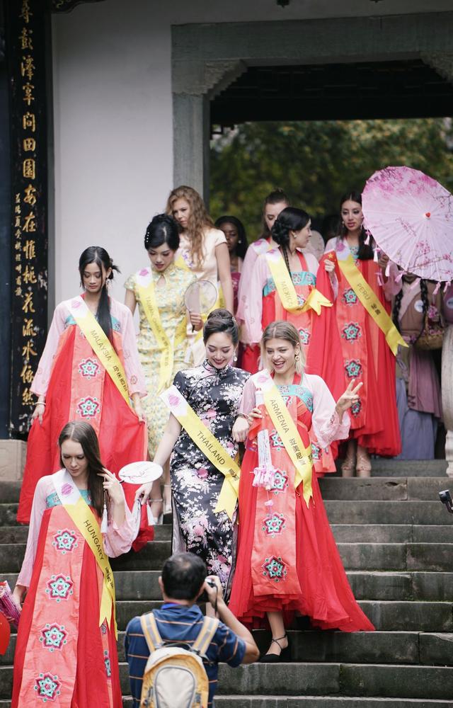 东方意境，国际面孔：世界旅游小姐的桃花源帧帧如画