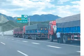 高速应急道为何停满大货车？北京日报报道后，多部门联手行动！图片