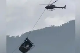 巴基斯坦一缆车电缆线断裂致8人被困空中，巴军方派直升机前往救援图片