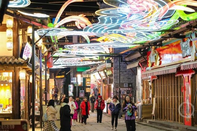 重庆磁器口“山海骐骥”灯会璀璨启幕，古镇夜色流淌神话光韵