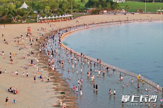 组图｜松雅湖金沙银滩：落日熔金里的人间烟火
