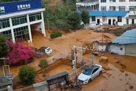 广西那坡县通报引水渠渗水致泥石流：4栋民房倾斜，周边群众紧急撤离图片