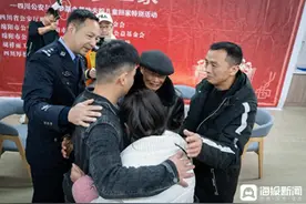 男子半岁时被拐，34年后找到亲姐姐，但亲生父母均已离世图片