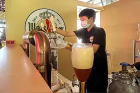 连喝4瓶测不出“酒驾”！啤酒大篷推出无醇啤酒受欢迎，金沙滩啤酒城“新意”满满图片