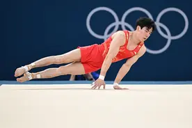 张博恒男子自由体操决赛开局失误，遗憾获得第八名图片