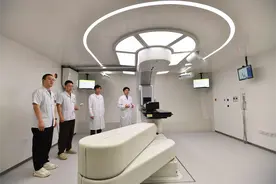 院士专家为首位患者会诊，同济医院肿瘤质子治疗门诊开诊图片