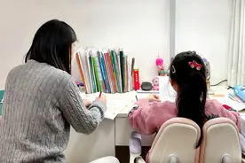 家长高薪聘请儿童陪伴师 “外包父母”真的有必要吗？图片