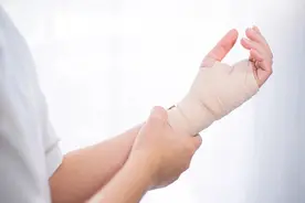 骨质疏松不只是“老年病”！这4种表现提示骨头病了，快来自查图片